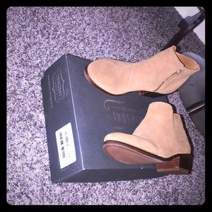 Thursday boot co. Tan heeled booties! ✨